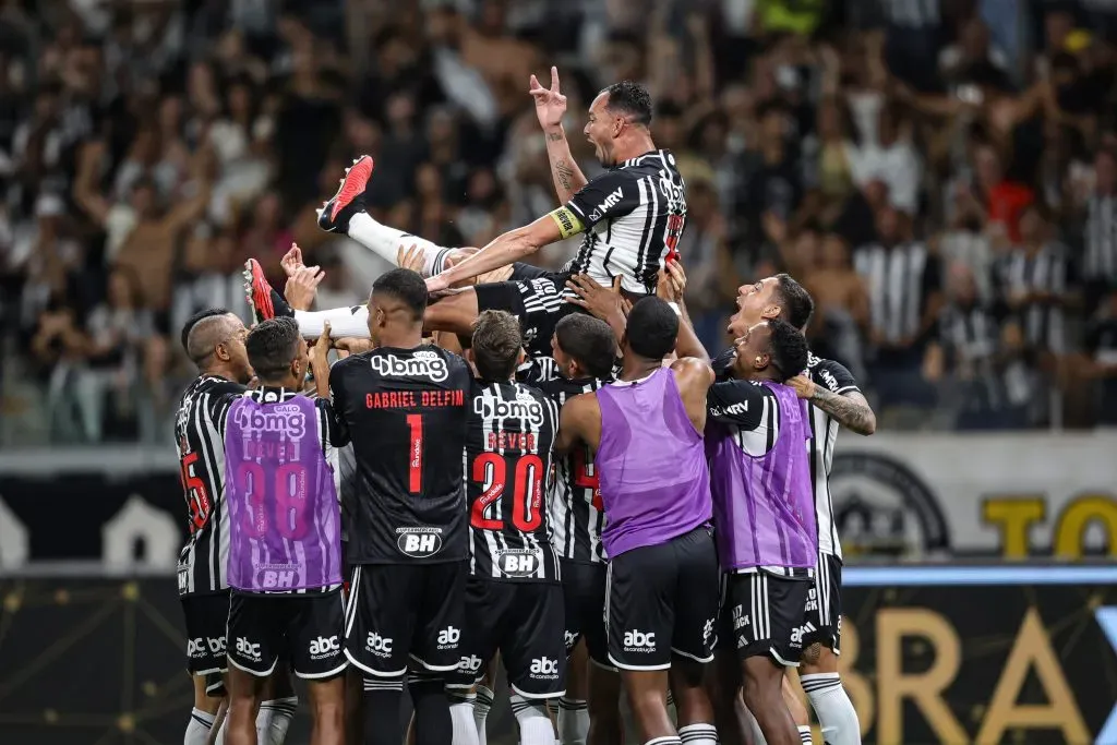 MG – BELO HORIZONTE – 02/12/2023 – BRASILEIRO A 2023, ATLETICO-MG X SAO PAULO – Rever e demais jogadores do Atletico-MG comemoram vitoria ao final da partida contra o Sao Paulo no estadio Mineirao pelo campeonato Brasileiro A 2023. Foto: Gilson Lobo/AGIF