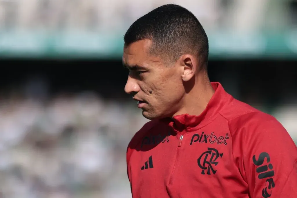 Goleiro Santos se encontra sem espaço no elenco do Flamengo e pode ir parar em rival – Foto: Robson Mafra/AGIF