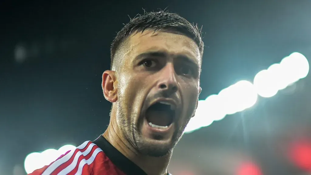 Arrascaeta jogador do Flamengo comemora seu gol durante partida contra o Bragantino no estádio Maracanã pelo campeonato Brasileiro A 2023. Foto: Thiago Ribeiro/AGIF