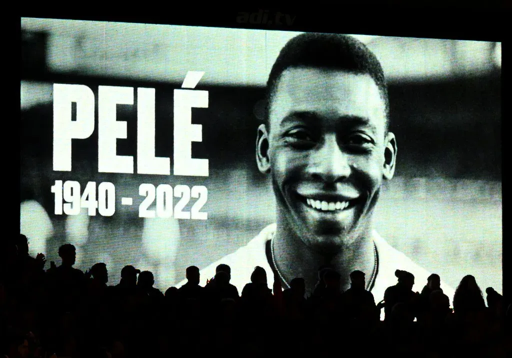 Jogadores, dirigentes e torcedores aplaudem minutos em memória do ex-jogador brasileiro Pelé antes da partida da Premier League entre Nottingham Forest e Chelsea FC. (Photo by Clive Mason/Getty Images)