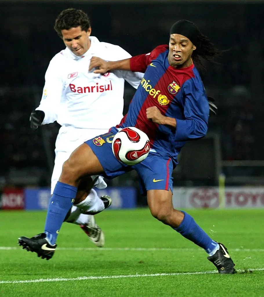Ronaldinho Gaúcho disputa bola com o jogador do Inter, Fabiano Eller. Foto: Koichi Kamoshida/Getty Images.