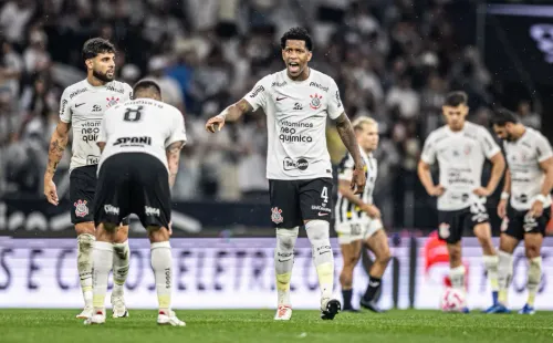 Renato Augusto e Yuri Alberto observam Gil gritar em campo