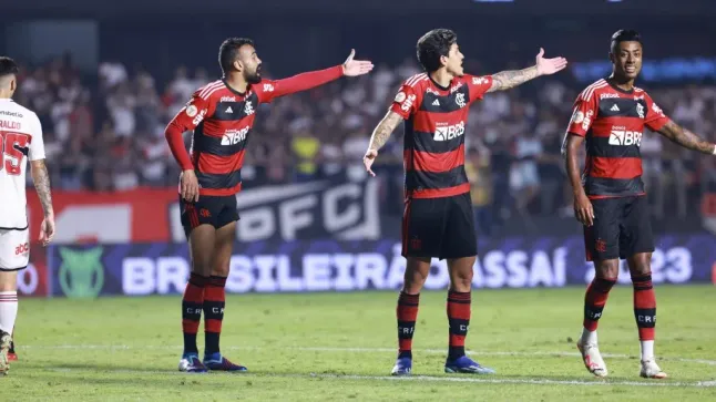 Jogadores do Flamengo durante partida contra o São Paulo no estádio Morumbi pelo Brasileiro A 2023 –  Foto: Marcello Zambrana/AGIF