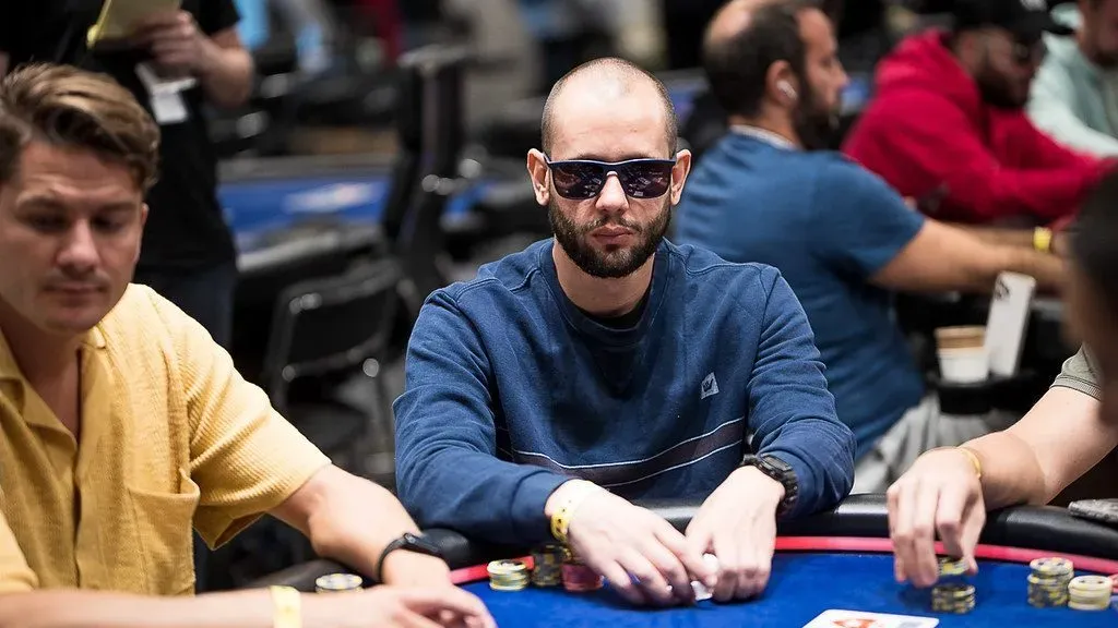 Paulo Brombim jogando torneio de poker presencial. Foto: Foto: Danny Maxwell/PokerStars