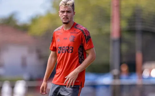 Em recuperação com o DM do time profissional do Flamengo, Gabriel Noga voltou a sentir dores durante o processo de transição | Coluna do Venê | O Dia