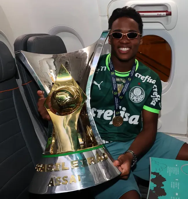 Endrick coma taça do Brasileirão- Foto: Cesar Greco/Palmeiras/by Canon