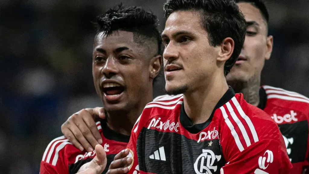 Foto: Fernando Moreno/AGIF - Pedro e Bruno Henrique, do Flamengo
