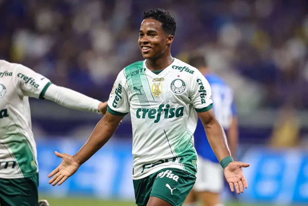 MG – BELO HORIZONTE – 06/12/2023 – BRASILEIRO A 2023, CRUZEIRO X PALMEIRAS – Endrick jogador do Palmeiras comemora seu gol durante partida contra o Cruzeiro no estadio Mineirao pelo campeonato Brasileiro A 2023. Foto: Gilson Lobo/AGIF