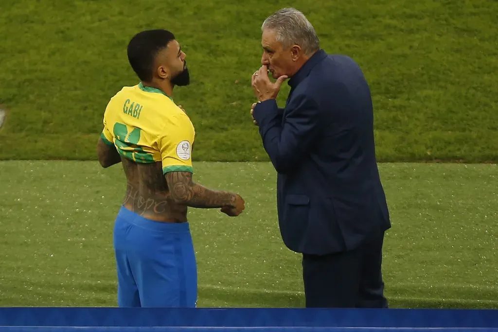 Gabigol e Tite conversam durante jogo da seleção brasileira. Foto: Wagner Meier/Getty Images