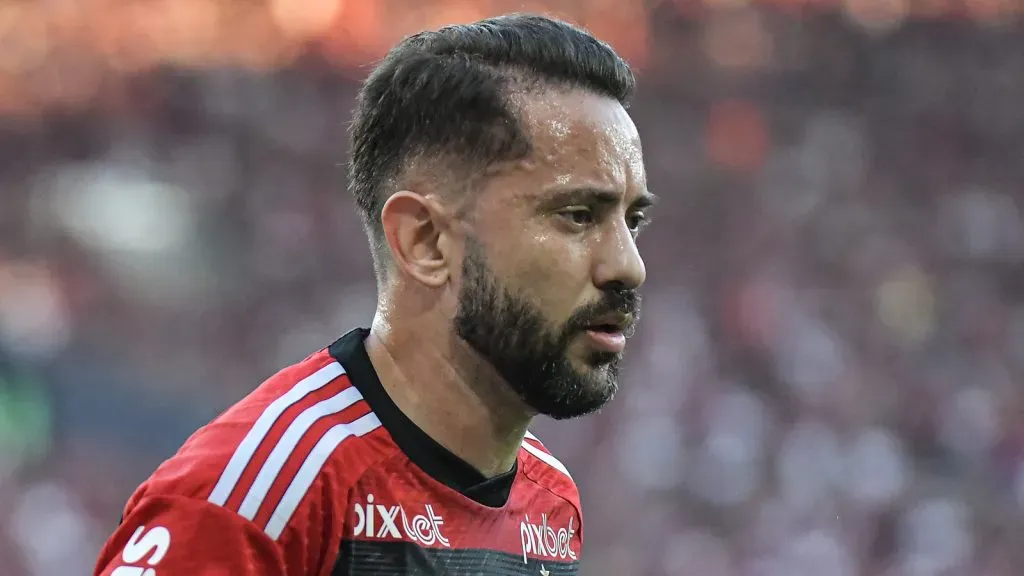 Everton Ribeiro desabafou sobre futuro