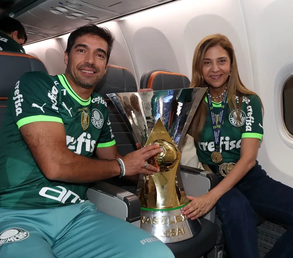 Abel com o troféu de campeão do Brasileirão. Foto: Cesar Greco/Palmeiras.