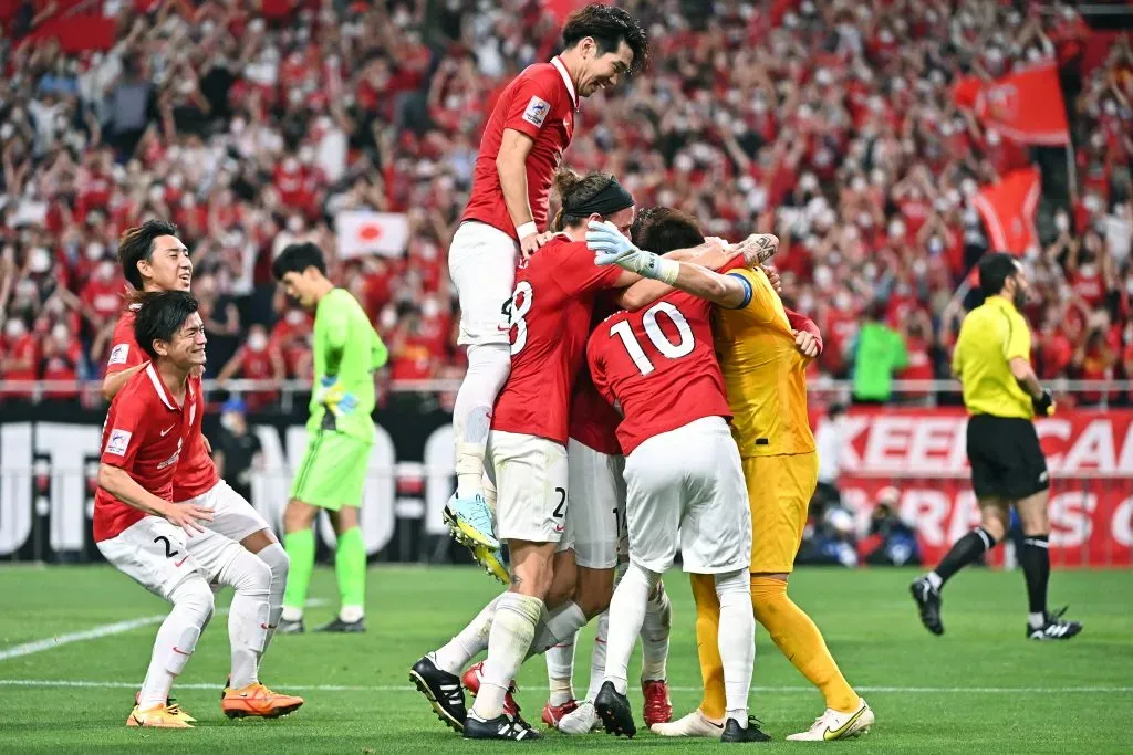 Jogadores do Urawa Red Diamonds comemoram o gol contra a equipe do Jeonbuk Hyundai Motors, pela semifinal da Champions da Ásia 2022. Foto: Kenta Harada/Getty Images