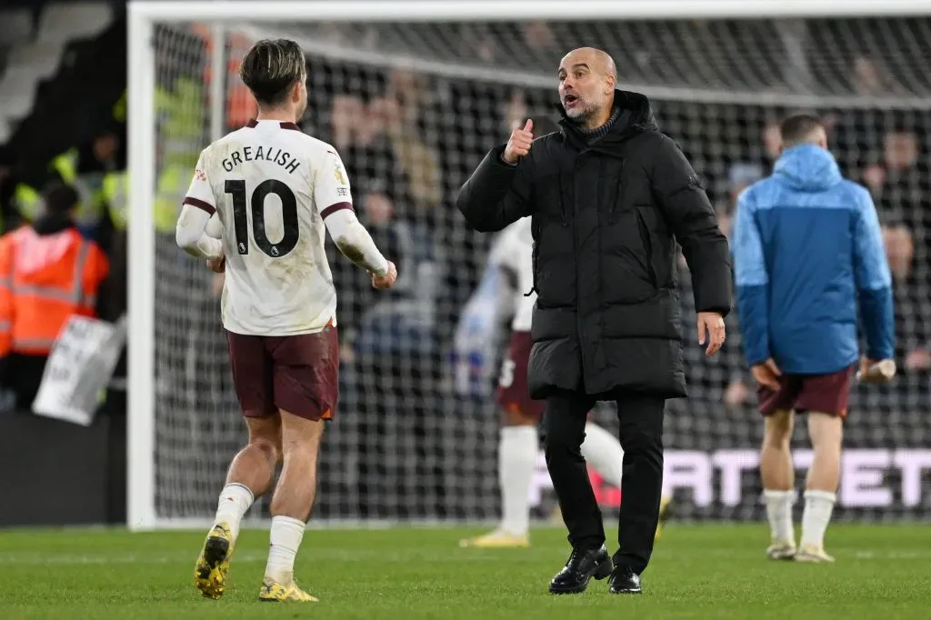 LJack Grealish e Pep Guardiola, treinador do Manchester City, reagem após a vitória do time durante a partida da Premier League. (Photo by Shaun Botterill/Getty Images)