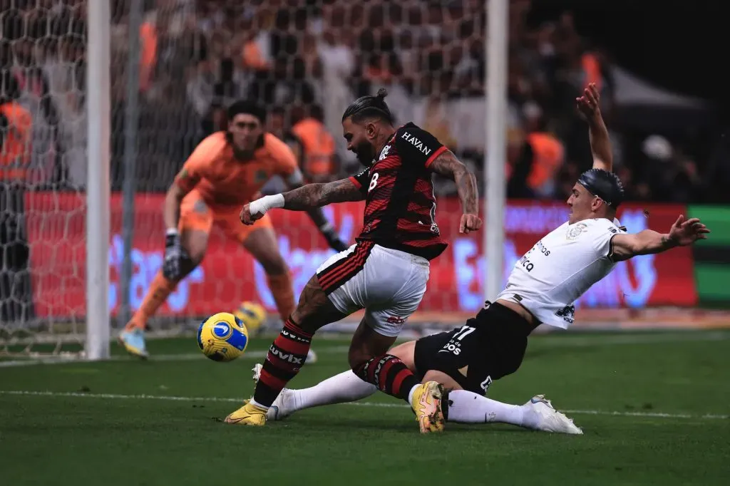 Gabigol enfrentando o Corinthians na Neo Química Arena. Foto: Ettore Chiereguini/AGIF