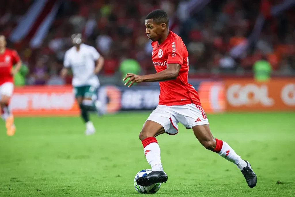 Jean Dias em ação pelo Colorado. Ele não entrou em campo com Coudet no comando – Foto: Maxi Franzoi/AGIF