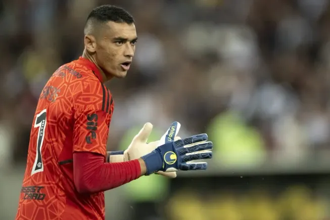 Santos, goleiro do Flamengo, durante partida contra o Vasco no estádio Maracanã pelo campeonato Carioca 2023. Foto: Jorge Rodrigues/AGIF