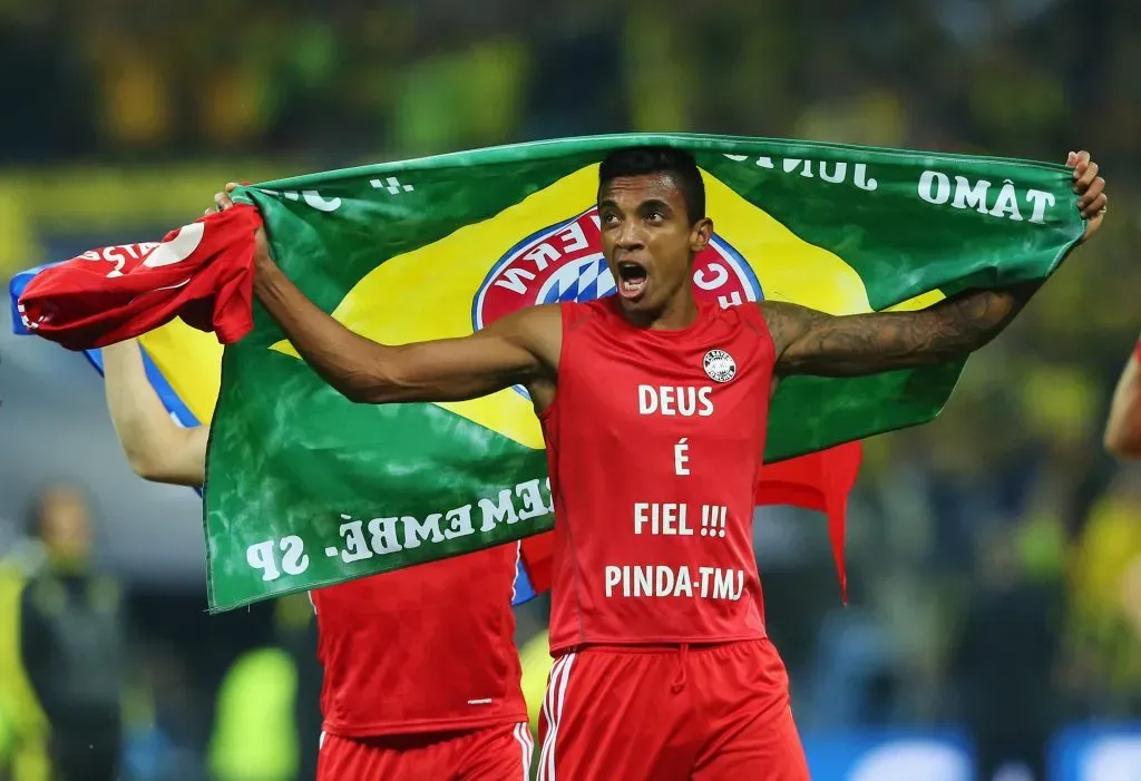 Luiz Gustavo, jogador do Bayern de Munique, celebrando a conquista da UEFA Champions League contra o Borussia Dortmund - Foto: Alex Livesey/Getty Images