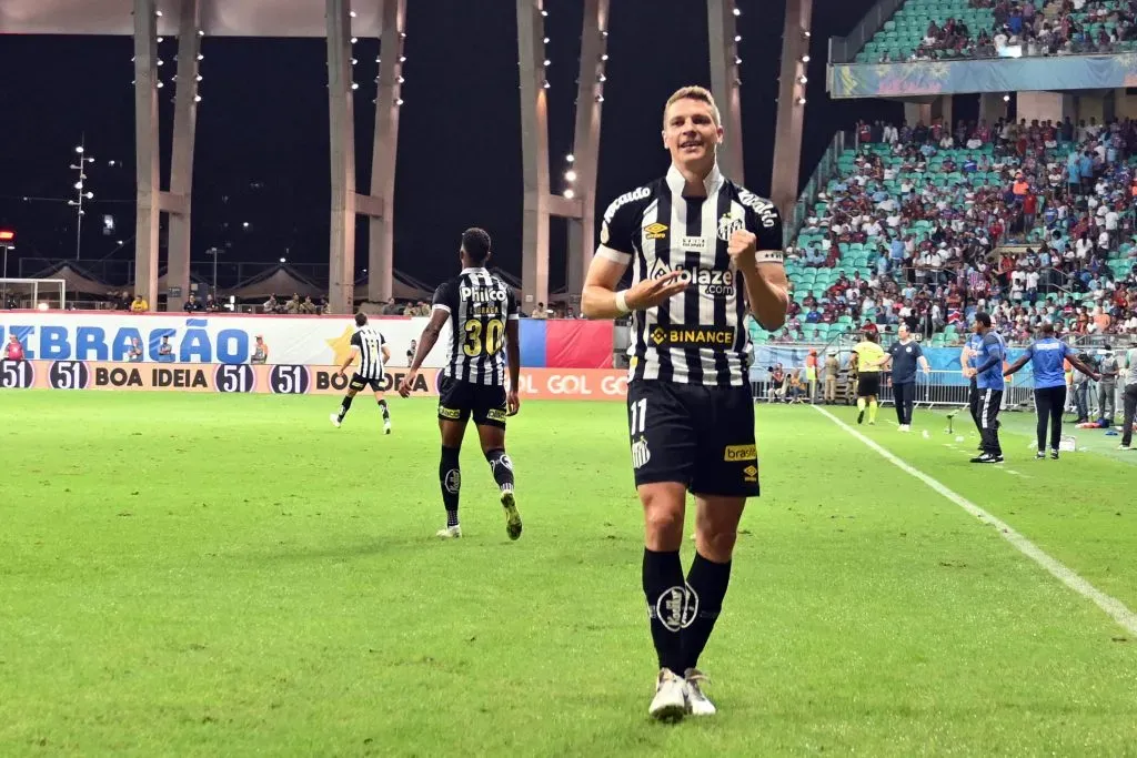Julio Furch, jogador do Santos comemora seu gol durante partida contra o Bahia no estadio Arena Fonte Nova pelo campeonato Brasileiro A 2023. Foto: Walmir Cirne/AGIF
