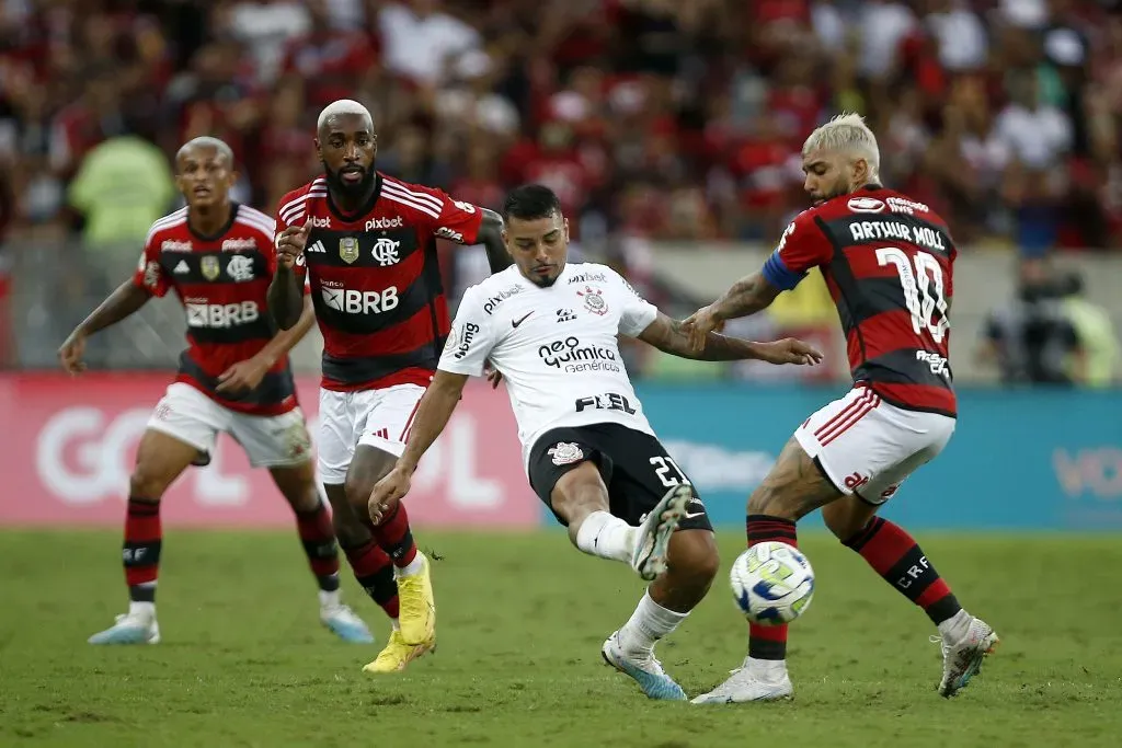 Gabigol enfrentando o Corinthians no Maracanã pelo Brasileirão. Foto: Wagner Meier/Getty Images.