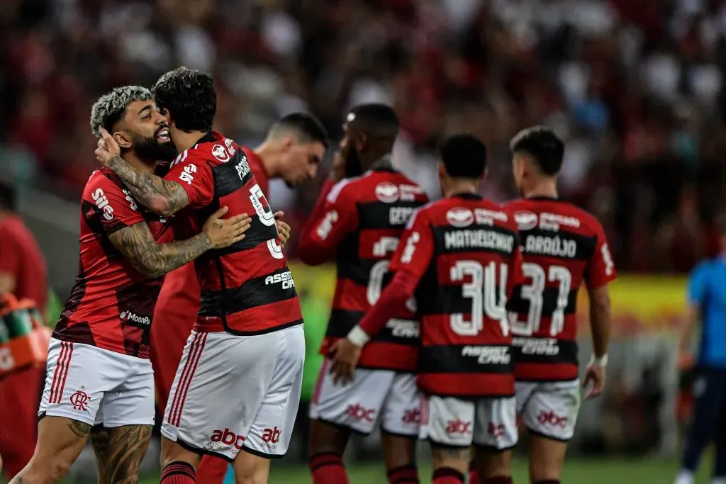 Pedro jogador do Flamengo comemora seu gol com Gabriel jogador da sua equipe durante partida contra o Palmeiras no estadio Maracana pelo campeonato Brasileiro A 2023. Thiago Ribeiro/AGIF