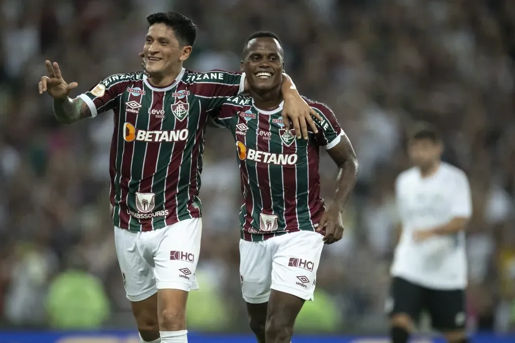 RJ – RIO DE JANEIRO – 06/12/2023 – BRASILEIRO A 2023, FLUMINENSE X GREMIO – Jhon Arias jogador do Fluminense comemora seu gol com German Cano jogador da sua equipe durante partida contra o Gremio no estadio Maracana pelo campeonato Brasileiro A 2023. Foto: Jorge Rodrigues/AGIF