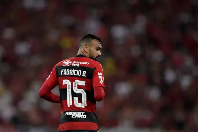 Fabrício Bruno, jogador do Flamengo, durante partida contra o Atletico-MG no estádio Maracanã pelo campeonato Brasileiro A 2023. Foto: Thiago Ribeiro/AGIF