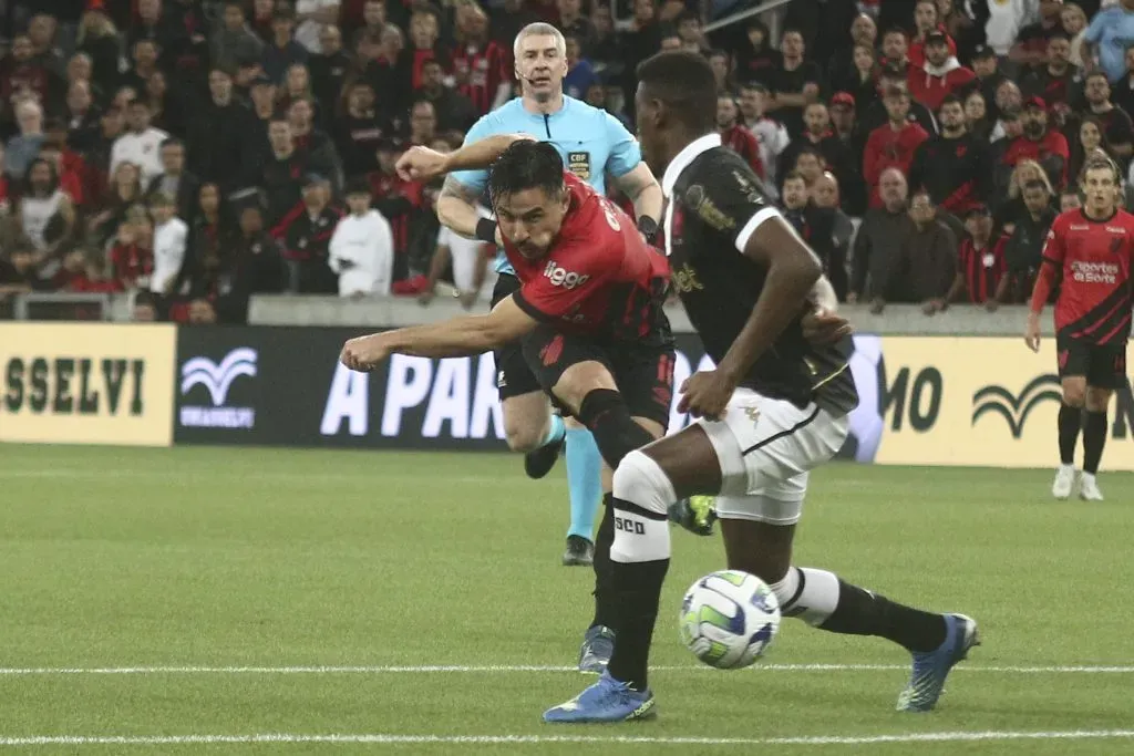 PR – CURITIBA – 25/11/2023 – BRASILEIRO A 2023, ATHLETICO-PR X VASCO – Willian Bigode jogador do Athletico-PR durante partida contra o Vasco no estadio Arena da Baixada pelo campeonato Brasileiro A 2023. Foto: Gabriel Machado/AGIF