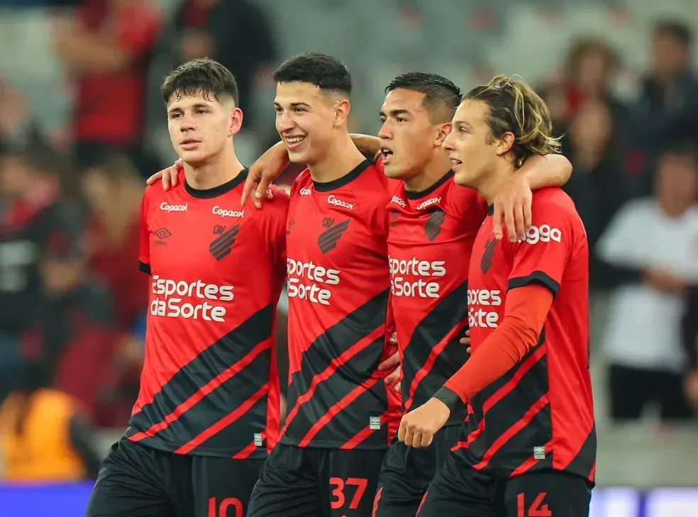 Vitor Roque, Pablo e Bueno do Athletico— Foto: José Tramontin/Athletico