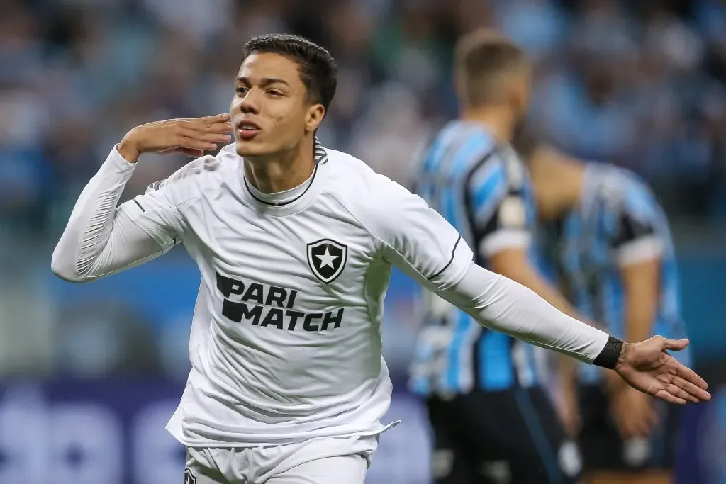 RS – PORTO ALEGRE – 09/07/2023 – BRASILEIRO A 2023, GREMIO X BOTAFOGO – Carlos Alberto jogador do Botafogo comemora seu gol durante partida contra o Gremio no estadio Arena do Gremio pelo campeonato Brasileiro A 2023. Foto: Pedro H. Tesch/AGIF