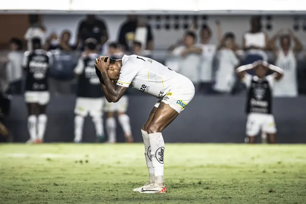 SP – SANTOS – 06/12/2023 – BRASILEIRO A 2023, SANTOS X FORTALEZA – Jean Lucas jogador do Santos lamenta durante partida contra o Fortaleza no estadio Vila Belmiro pelo campeonato Brasileiro A 2023. Foto: Abner Dourado/AGIF
