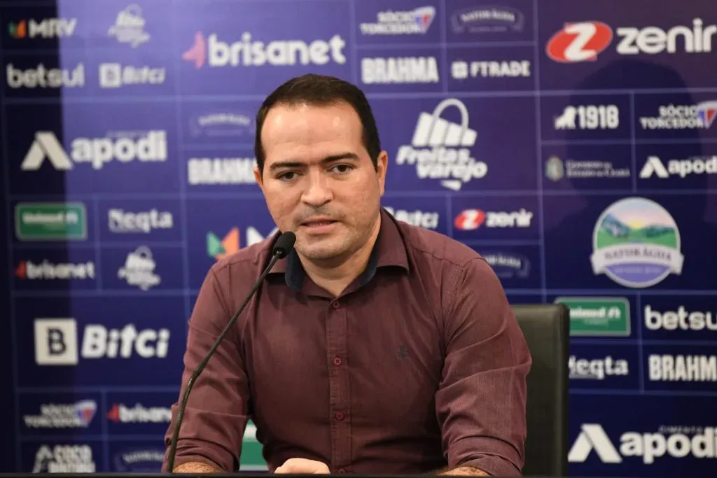 Marcelo Paz é informado sobre o transferban do Fortaleza que não está mais em vigor a partir de hoje Foto: Kely Pereira/AGIF