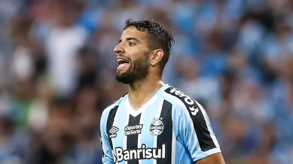 Pepê com a camisa do Imortal. Foto: Pedro H. Tesch/AGIF