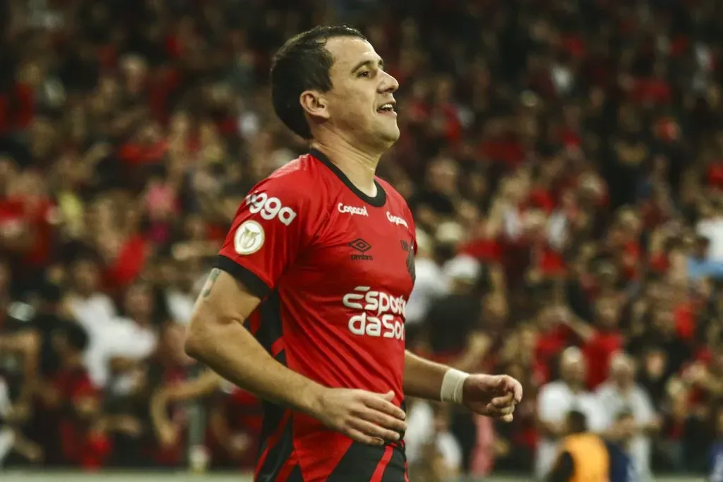 PR – CURITIBA – 25/10/2023 – BRASILEIRO A 2023, ATHLETICO-PR X AMERICA-MG – Pablo jogador do Athletico-PR comemora seu gol durante partida contra o America-MG no estadio Arena da Baixada pelo campeonato Brasileiro A 2023. Foto: Gabriel Machado/AGIF