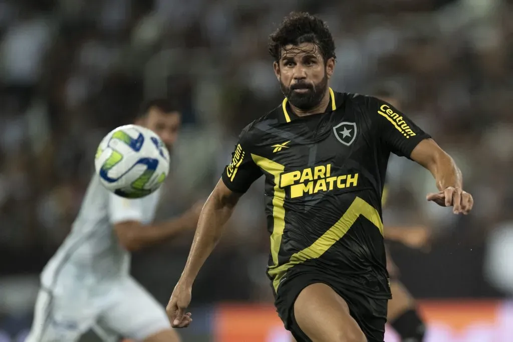 RJ – RIO DE JANEIRO – 03/12/2023 – BRASILEIRO A 2023, BOTAFOGO X CRUZEIRO – Diego Costa jogador do Botafogo durante partida contra o Cruzeiro no estadio Engenhao pelo campeonato Brasileiro A 2023. Foto: Jorge Rodrigues/AGIF