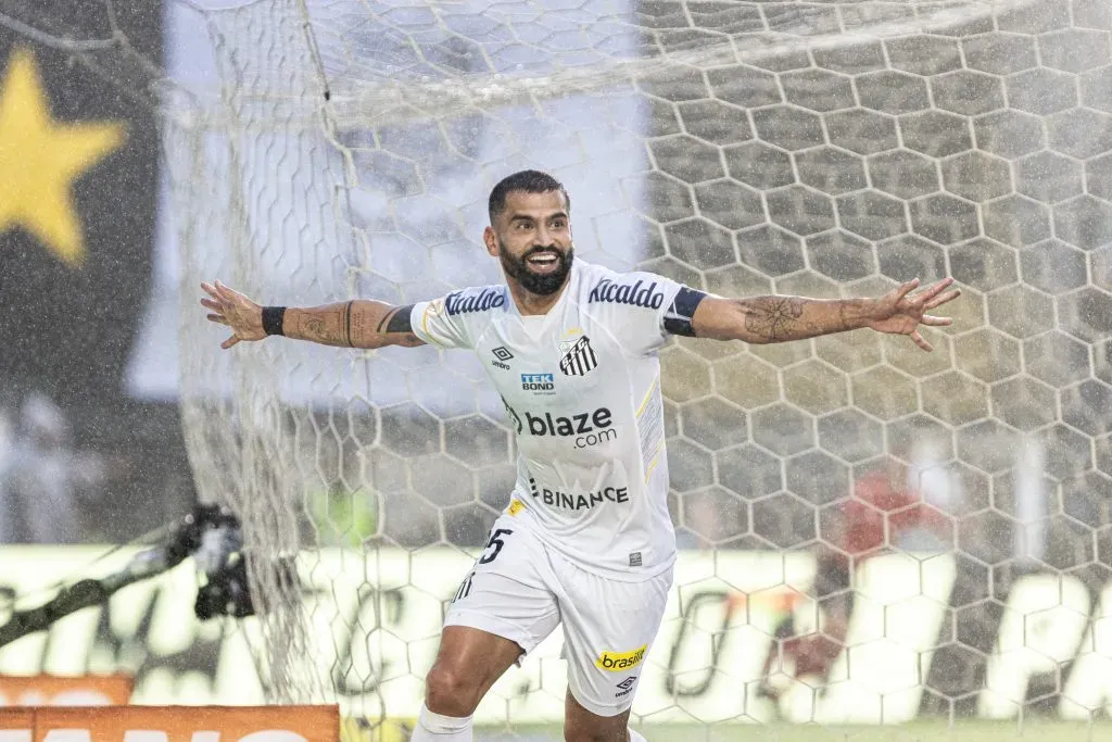 Tomas Rincon jogador do Santos comemora seu gol durante partida contra o Vasco no estadio Vila Belmiro pelo campeonato Brasileiro A 2023. Foto: Abner Dourado/AGIF