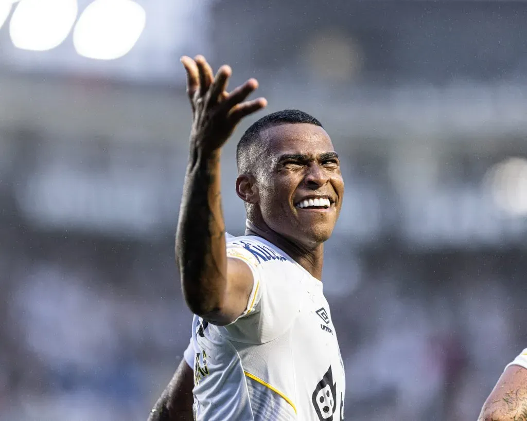 SP – SANTOS – 01/10/2023 – BRASILEIRO A 2023, SANTOS X VASCO – Jean Lucas jogador do Santos comemora seu gol durante partida contra o Vasco no estadio Vila Belmiro pelo campeonato Brasileiro A 2023. Foto: Abner Dourado/AGIF