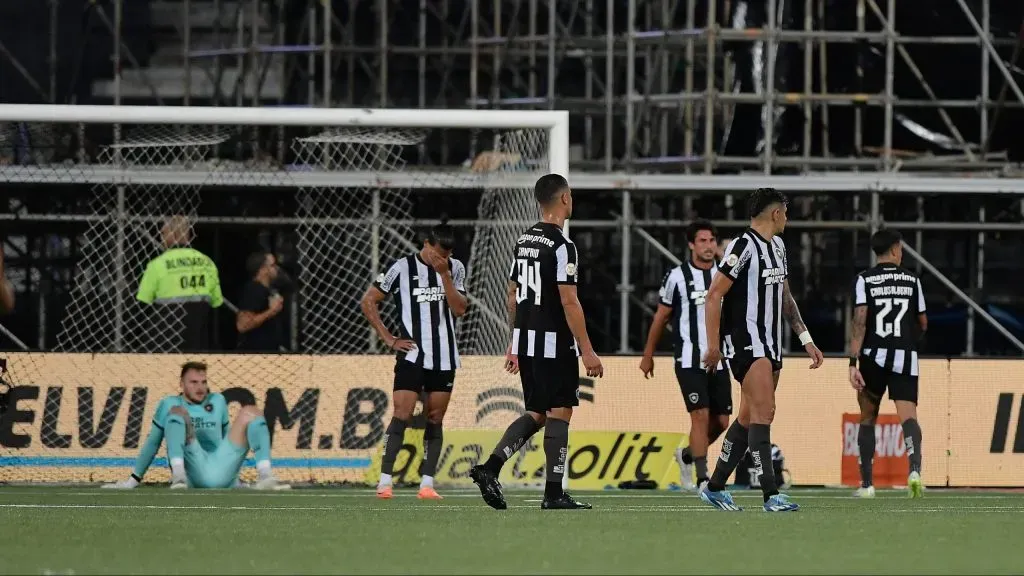 Jogadores do Botafogo após derrota - Foto: Thiago Ribeiro/AGIF