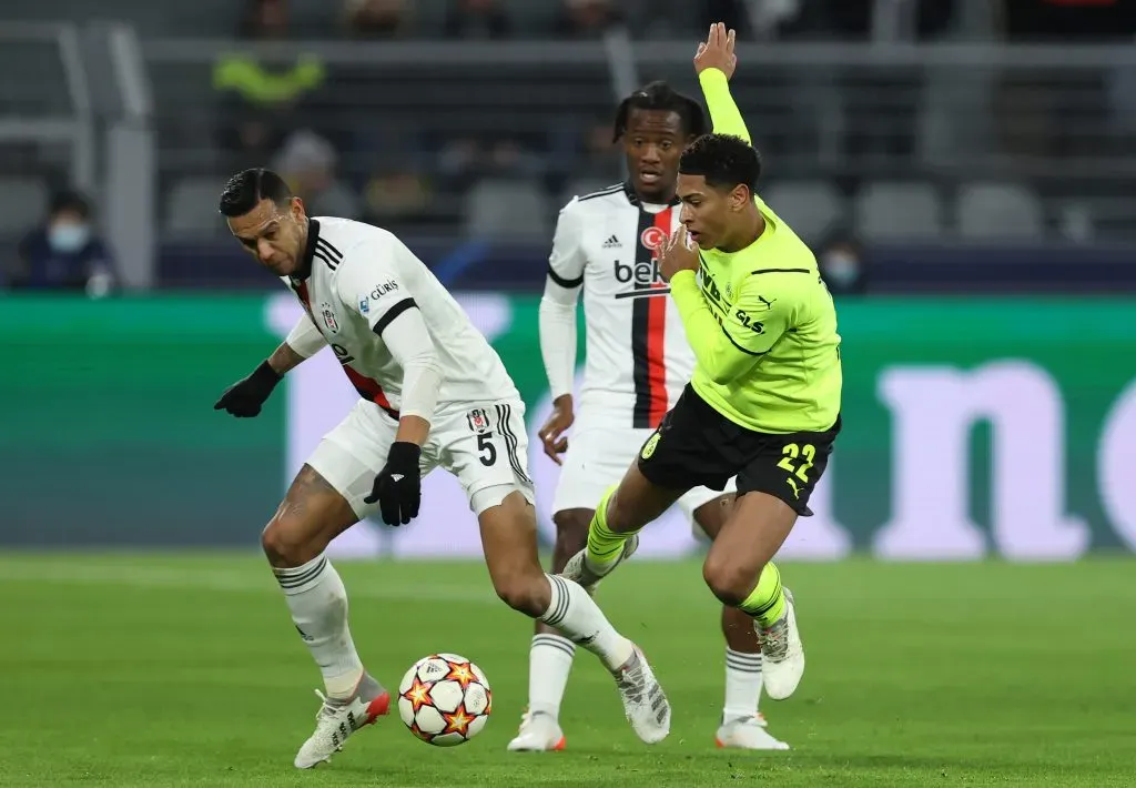 Souza em dividida com Jude Bellingham. (Photo by Alex Grimm/Getty Images)