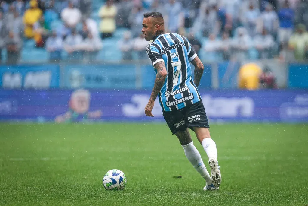 Luan em ação pelo Grêmio. Sua situação depende muito da resolução sobre o futuro de Renato – Foto: Maxi Franzoi/AGIF
