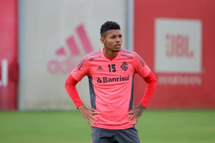 Matheus Dias em ação pelo Internacional – Foto: Reprodução/Internacional