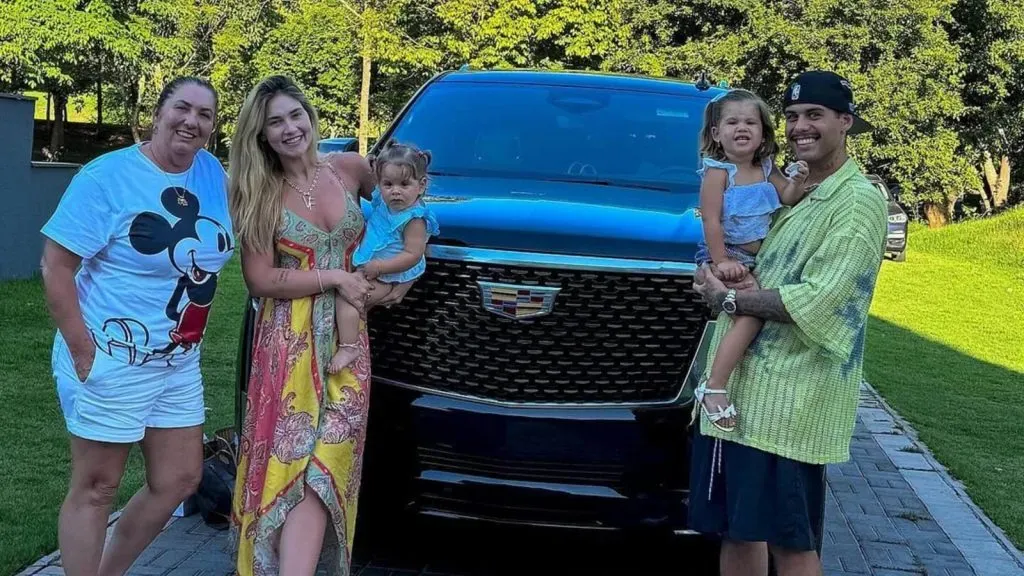 Virginia e Zé Felipe comemoram novo carro com a família – Foto: Instagram Zé Felipe