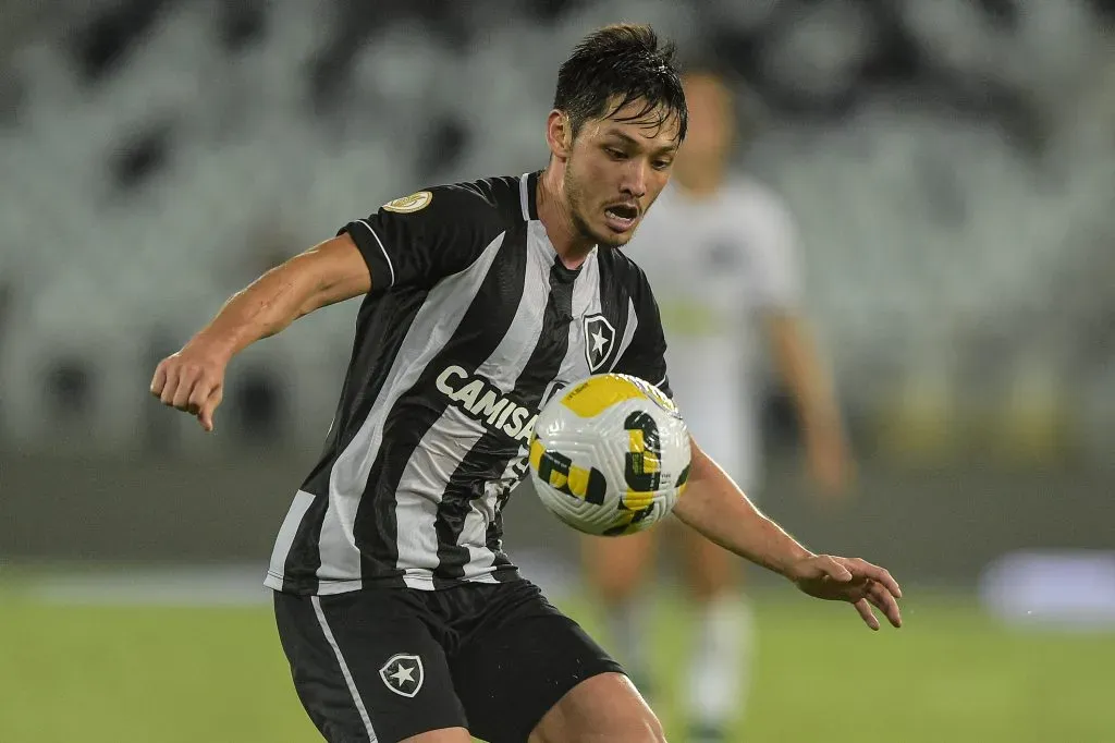 Luis Oyama em ação pelo Botafogo Foto: Thiago Ribeiro/AGIF