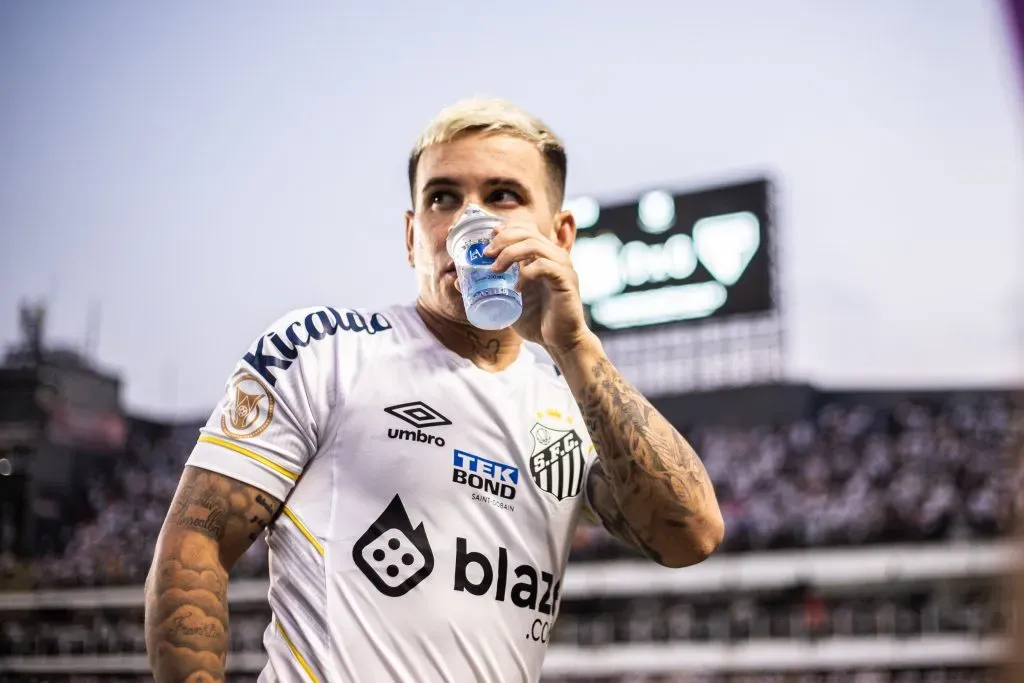 Soteldo com a camisa do Santos. Foto: Abner Dourado/AGIF