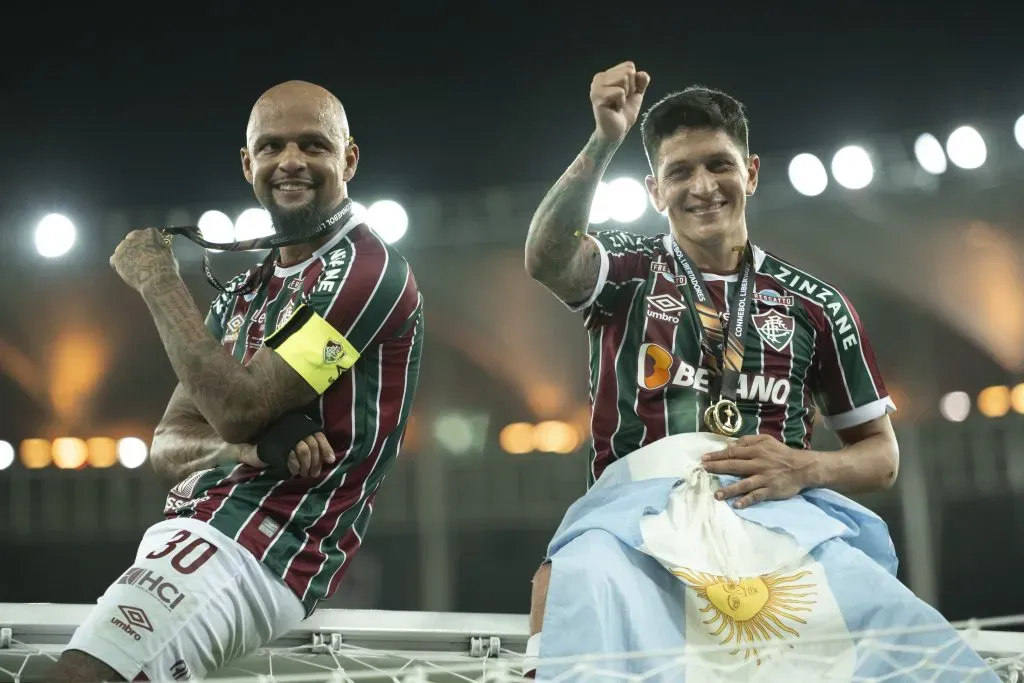 Felipe Melo comemora a conquista da Libertadores ao lado de Cano –  Foto: Jorge Rodrigues/AGIF