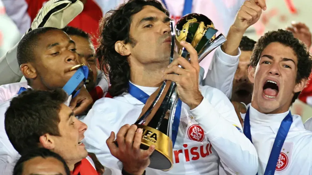 Foto: Kazuhiro Nogi/Getty Images – Fernandão beija a taça do Mundial de Clubes de 2006, vencido pelo Inter