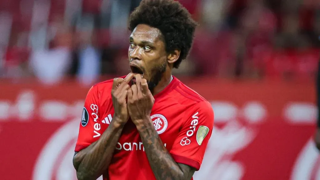 Luiz Adriano está em baixa no Internacional e pode ir para o Santos em janeiro – Foto: Maxi Franzoi/AGIF