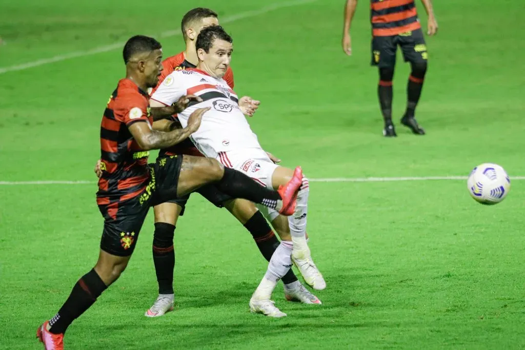 Hayner jogador do Sport disputa lance com Pablo jogador do Sao Paulo durante partida no estadio Ilha do Retiro pelo campeonato Brasileiro A 2021. Foto: Rafael Vieira/AGIF