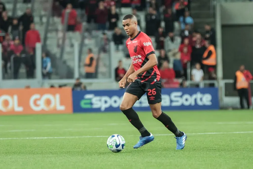 Erick jogador do Athletico-PR estava na mira do Corinthians para 2024. Foto: Robson Mafra/AGIF