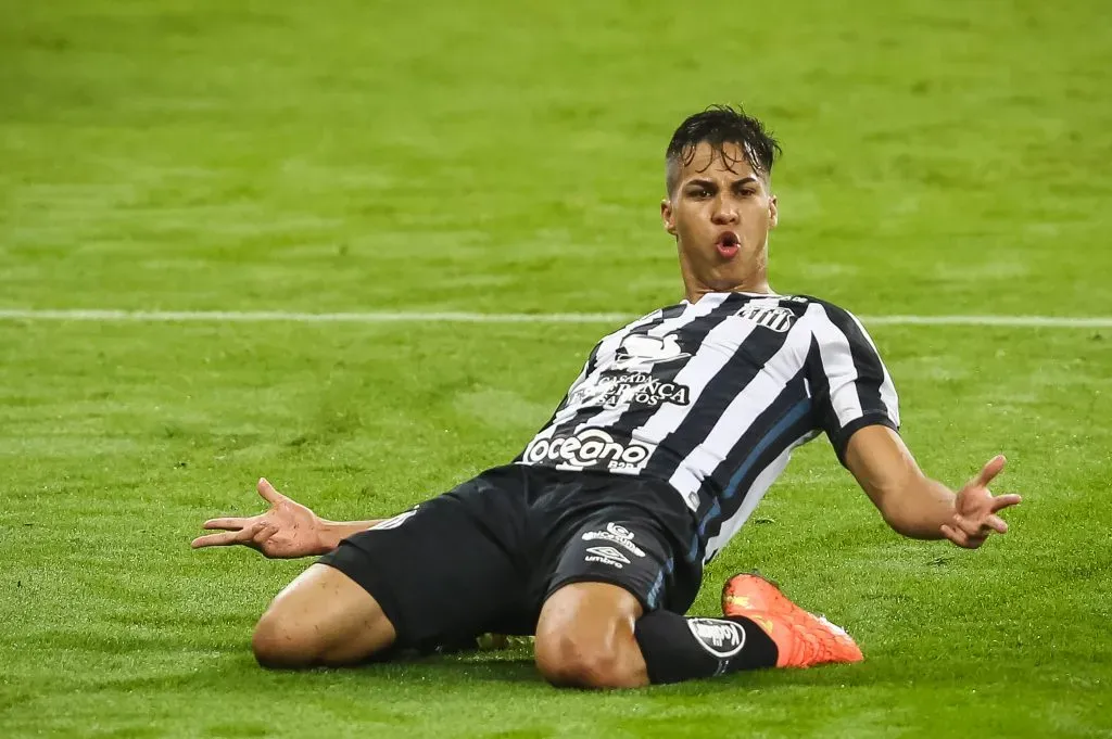 Kaio Jorge comemora seu gol pelo Santos. Ele deixou o Brasil em 2020 – Foto: Pedro H. Tesch/AGIF