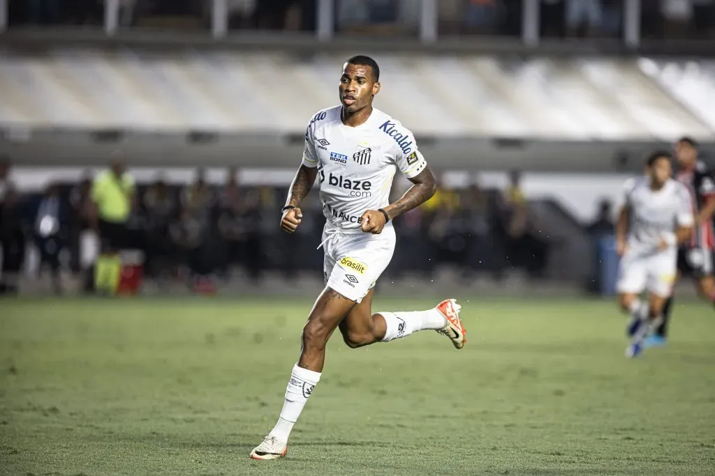 SP – SANTOS – 12/11/2023 – BRASILEIRO A 2023, SANTOS X SAO PAULO – Jean Lucas jogador do Santos durante partida contra o Sao Paulo no estadio Vila Belmiro pelo campeonato Brasileiro A 2023. Foto: Abner Dourado/AGIF